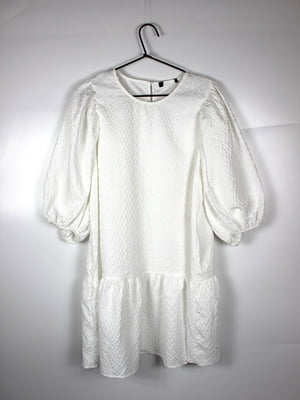 Коротка біла сукня з широкими рукавами та оборкою | 6849142