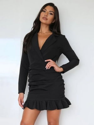 Коротка чорна сукня з оборкою та драпіровкою по бокам | 6849725