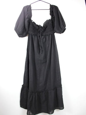 Чорна сукня з вирізом “каре”, декорована оборкою | 6849737