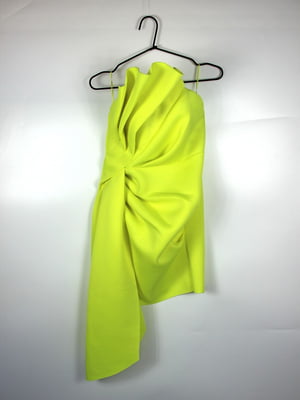 Коротка асиметрична сукня салатового кольору на тонких бретелях | 6849906