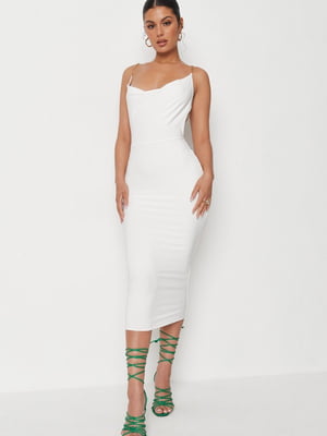 Біла сукня з відкритою спиною, декорованою ланцюжком | 6849938