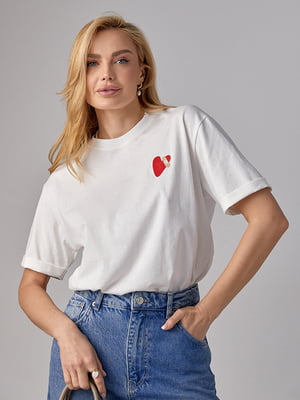 Трикотажная футболка молочного цвета с вышитым сердцем | 6851481