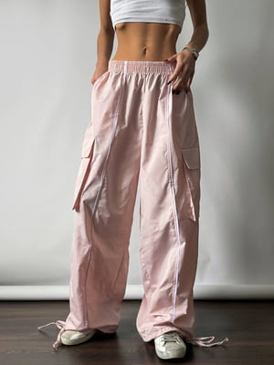 Рожеві штани карго з накладними кишенями | 6847157
