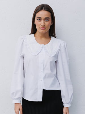 Біла штапельна блузка з відкладним коміром з вишивкою | 6852459
