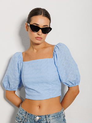 Голубая укороченная штапельная блузка с открытыми плечами | 6852460