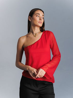 Червона шифонова блузка з рукавом на одне плече | 6852471