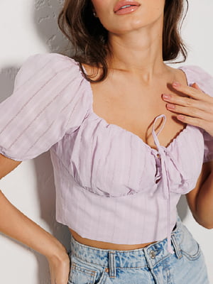 Укорочена штапельна блузка бузкового кольору з відкритими плечима | 6852473