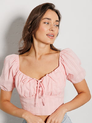 Укорочена штапельна блузка рожевого кольору з відкритими плечима | 6852474