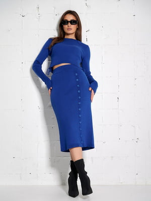 Вязаный синий костюм в рубчик: укороченная кофта, юбка | 6852589