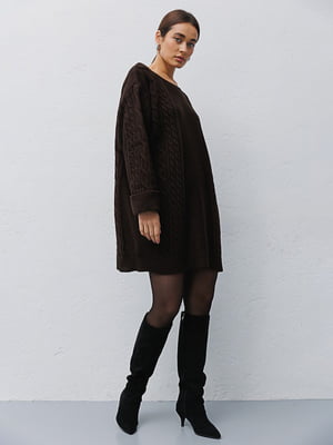 Вязаное коричневое оверсайз платье с узором "косами" | 6852674