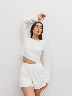 Белая трикотажная пижама: лонгслив, шорты | 6852776