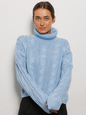 Вязаный голубой свитер с узором “косами” | 6852855