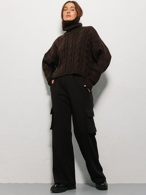 Вязаный коричневый свитер с узором “косами” | 6852856