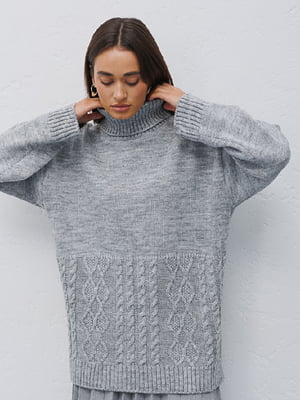 Вязаный серый свитер с фактурным узором | 6852863