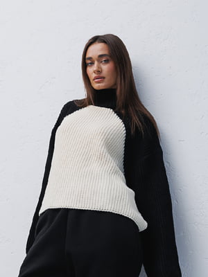 Вязаный черно-белый свитер свободного фасона | 6852872
