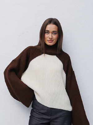 Вязаный коричнево-белый свитер свободного фасона | 6852873