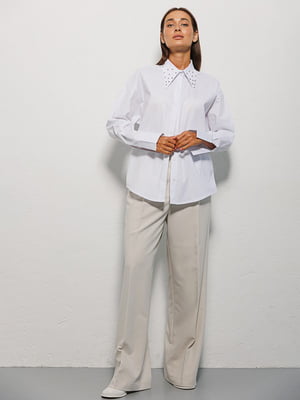 Штапельна біла сорочка з декорованим коміром | 6852916