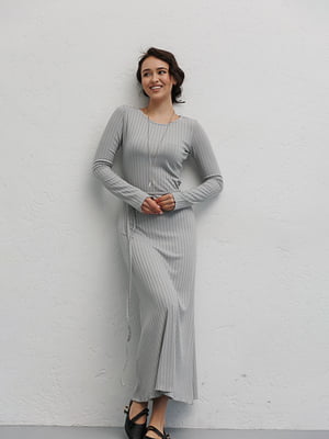 Трикотажна оливкова сукня-міді в рубчик | 6853032