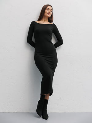 Трикотажное черное платье-футляр в рубчик с открытыми плечами | 6853035