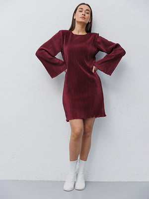 Плиссированное бордовое платье с расклешенными рукавами | 6853039
