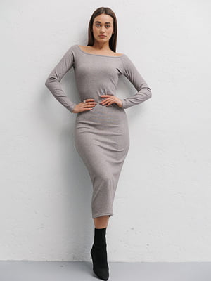 Трикотажное темно-бежевое платье-футляр в рубчик с открытыми плечами | 6853041