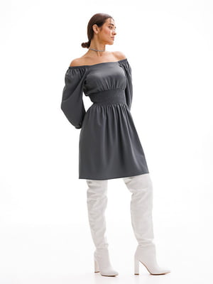 Коротка сіра сукня з резинкою на талії та відкритими плечима | 6853081