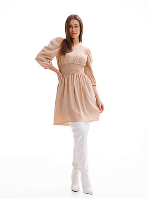 Короткое бежевое платье с резинкой на талии и открытыми плечами | 6853083