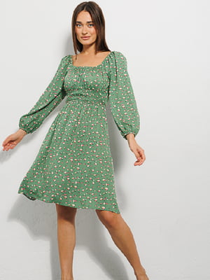 Светло-зеленое платье с цветочным принтом и открытыми плечами | 6853104
