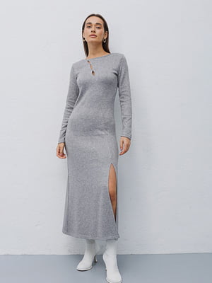 Трикотажное серое платье-макси с вырезами на лифе | 6853107