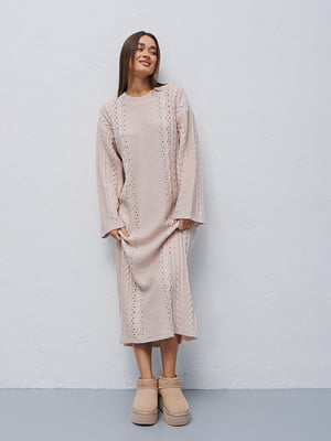 Длинное вязаное оверсайз платье бежевого цвета с фактурным узором | 6853114