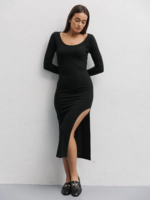 Трикотажное черное платье-миди в рубчик с разрезом | 6853131
