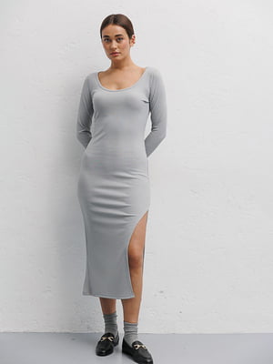 Трикотажное оливковое платье-миди в рубчик с разрезом | 6853132