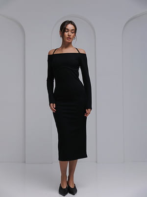 Трикотажна чорна сукня в рубчик з відкритими плечима | 6853139