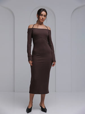 Трикотажное коричневое платье в рубчик с открытыми плечами | 6853141