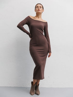 Трикотажное коричневое платье-футляр в рубчик с открытыми плечами | 6853151