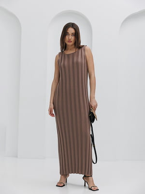 Длинное вязаное платье коричневого цвета без рукавов | 6853157