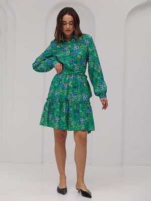 Короткое расклешенное зеленое платье в цветочный принт | 6853158