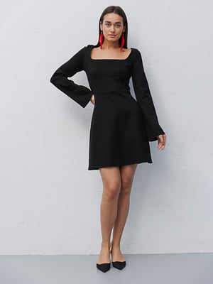 Короткое черное платье с вырезом-карэ | 6853176