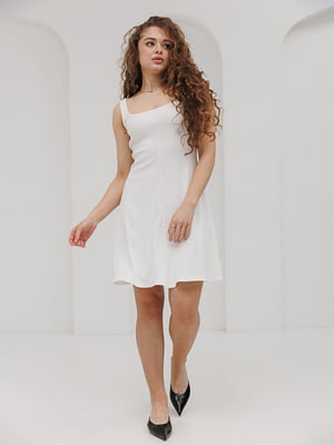 Короткое расклешенное молочное платье в рубчик | 6853196