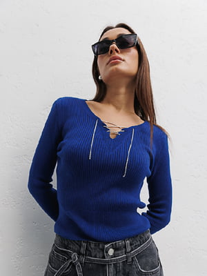 Вязаный синий пуловер с цепочкой на горловине | 6853256