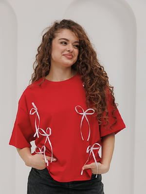 Ярко-красная футболка oversize с бантиками | 6853328