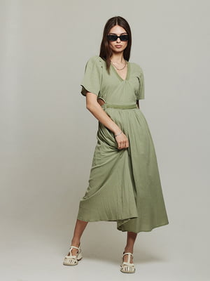 Платье оливкового цвета с V-образным вырезом | 6859545
