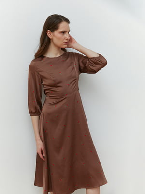 Полуприталенное платье-миди со свободной юбкой цвета мокко | 6862886