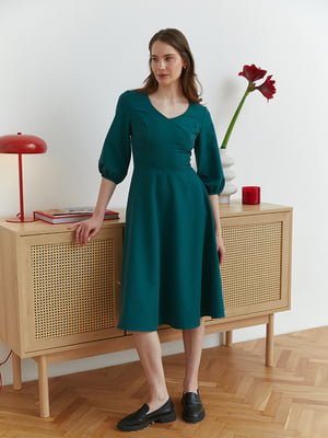 Сукня довжини міді з V-подібним вирізом зелена | 6862892