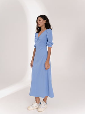Платье с собранной деталью на груди голубое | 6862904