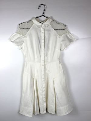 Біла коротка сукня, декорована мереживом | 6863444