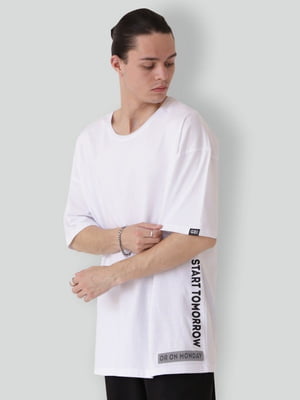 Белая удлиненная футболка | 6864398