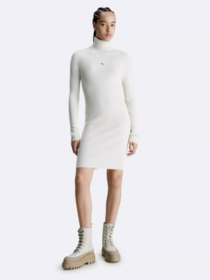 Платье-свитер в рубчик молочного цвета с высоким воротником | 6864847