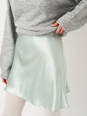 Короткая атласная юбка бирюзового цвета с блеском и слегка расклешенным низом | 6865334