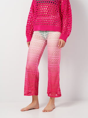 Рожеві прямі з розкльошеним краєм штани з перфорованим візерунком | 6865358